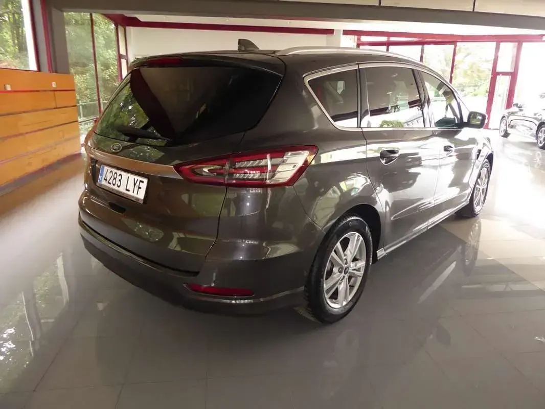 Usado Ford S-MAX Titanium 150 CV (110 kW) 2022 Gris Monovolumen