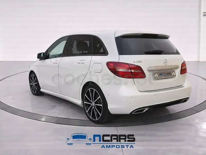 Usado Mercedes B180 AMG line 109 CV (80 kW) 2016 Blanco Utilitario