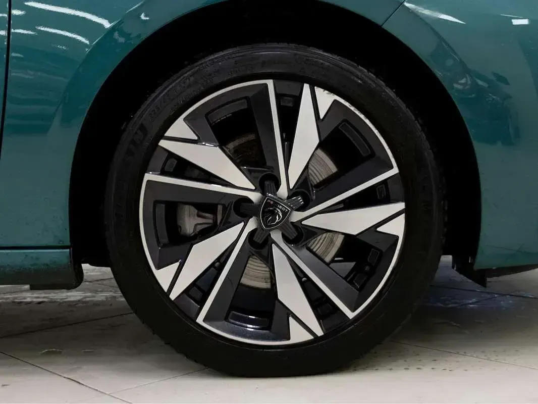 Usado Peugeot 308 SW Allure 131 CV (96 kW) 2023 Azul Familiar