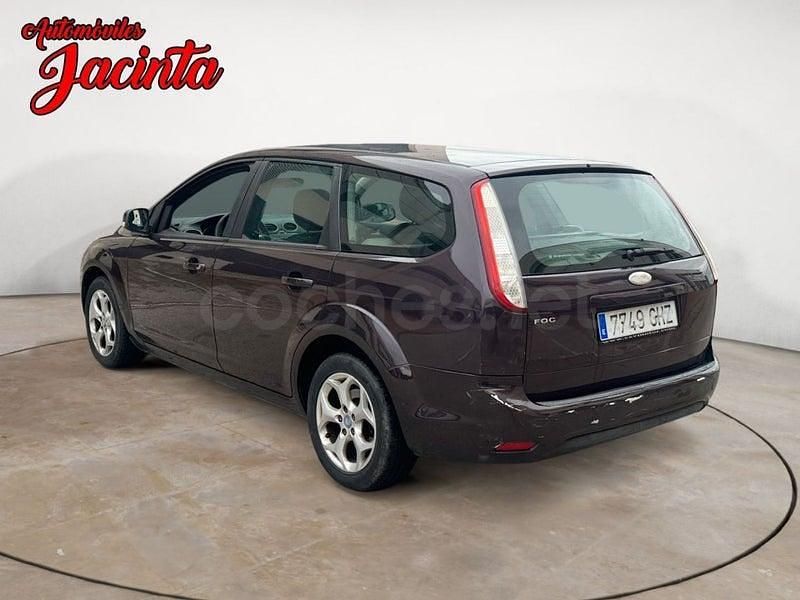 Usado Ford Focus Trend 115 CV (84 kW) 2009 Granate Berlina