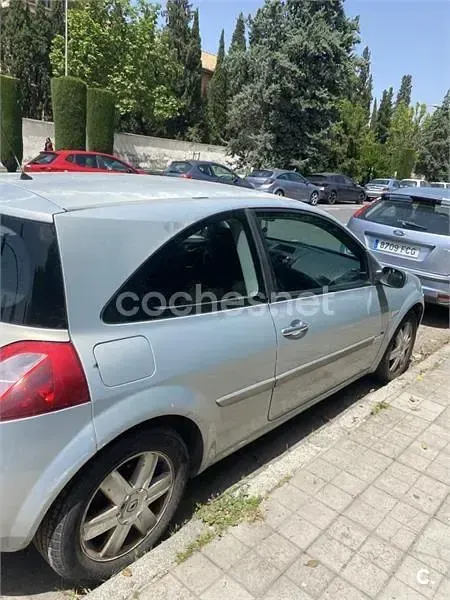 Usado Renault Mégane Dynamique 115 CV (84 kW) 2004 Gris / plata Berlina