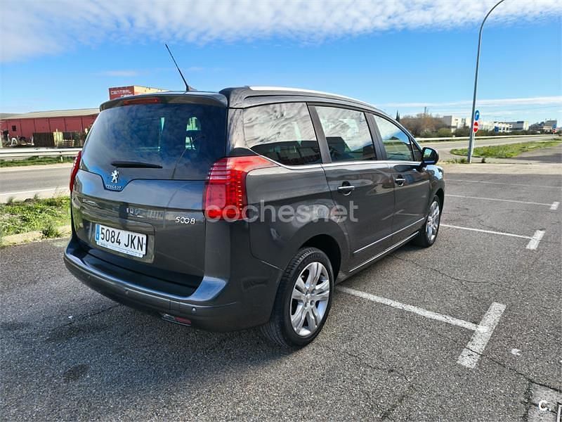 Usado Peugeot 5008 Style 130 CV (95 kW) 2015 Gris / plata Monovolumen