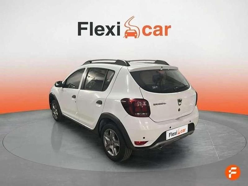Usado Dacia Sandero Comfort 90 CV (66 kW) 2019 Blanco Utilitario
