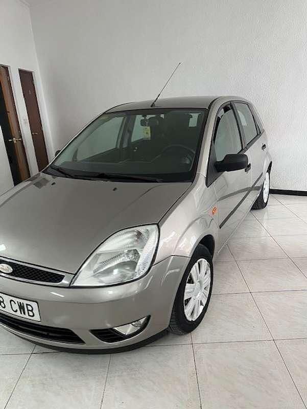 Usado Ford Fiesta Trend 68 CV (50 kW) 2004 Beige Utilitario