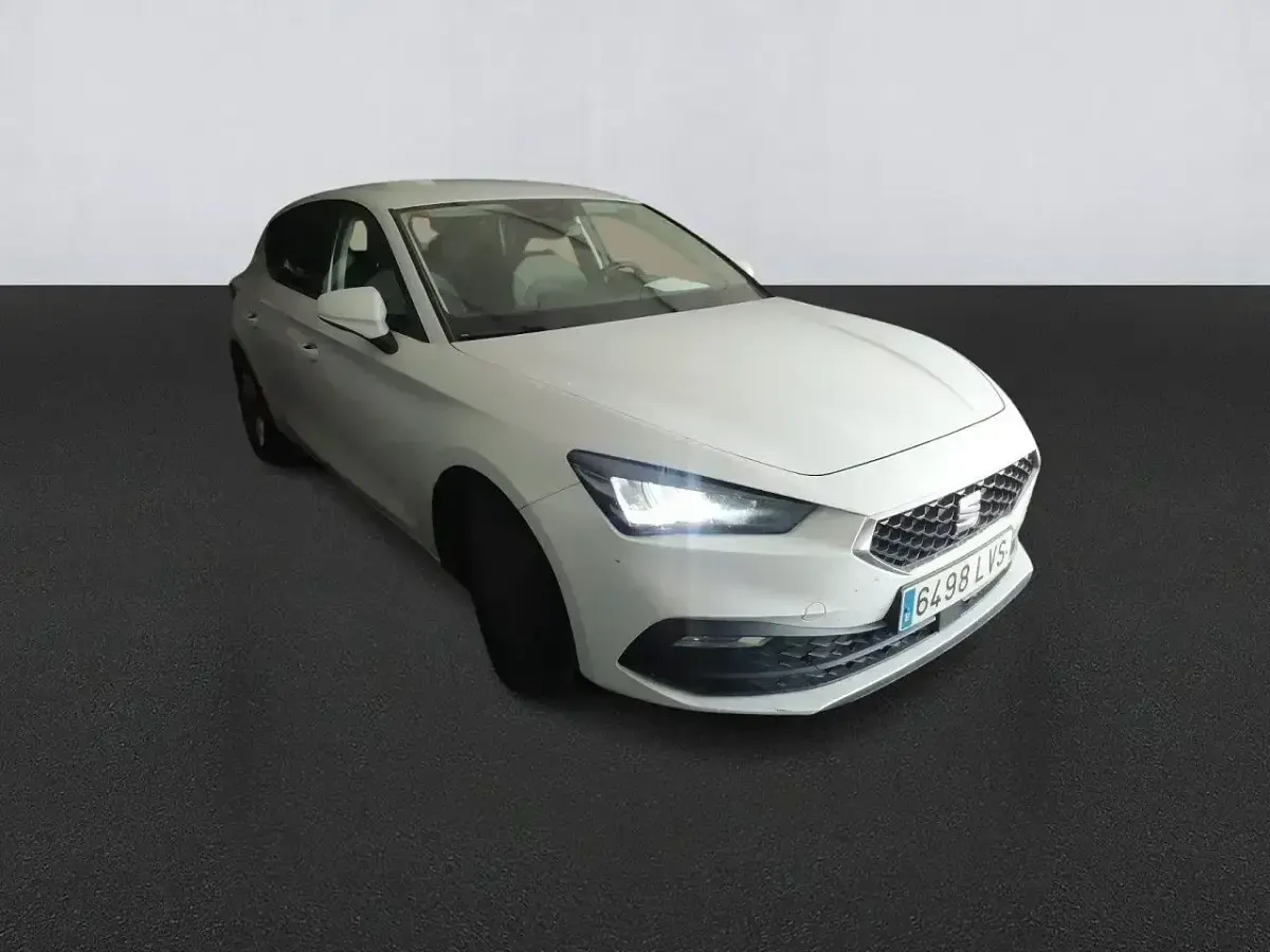Usado Seat Leon Style 110 CV (80 kW) 2021 Blanco Berlina
