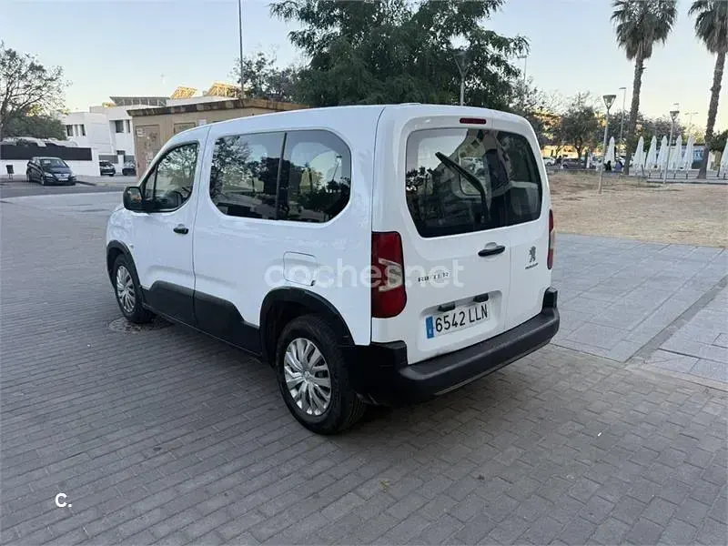 Usado Peugeot Rifter Active 130 CV (95 kW) 2021 Blanco Monovolumen