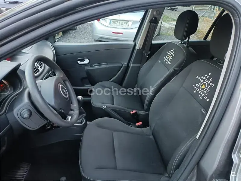 Usado Renault Clio IV 75 CV (55 kW) 2012 Gris / plata Berlina