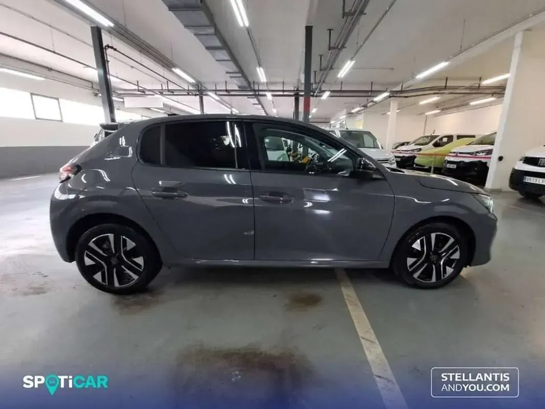 Usado Peugeot 208 Allure 101 CV (74 kW) 2025 Gris Utilitario