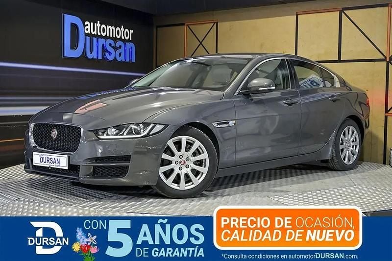 Usado Jaguar XE Pure 182 HP (133 kW) 2016 Cinzento Sedan