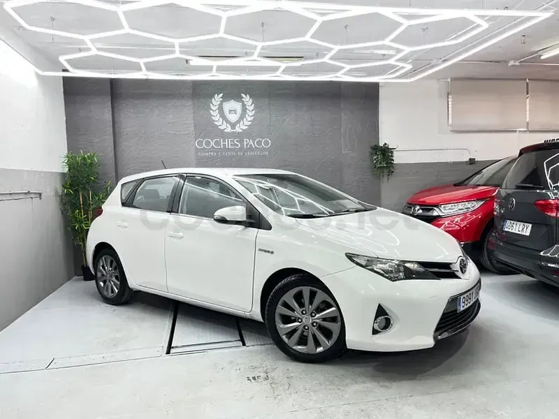 Usado Toyota Auris Hybrid 136 CV (100 kW) 2015 Blanco Berlina