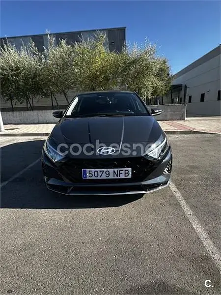 Usado Hyundai i20 100 CV (73 kW) 2025 Gris / plata Utilitario