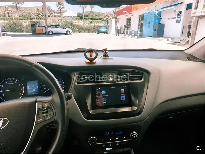 Usado Hyundai i20 120 CV (88 kW) 2017 Blanco Berlina