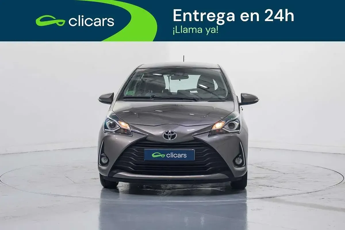 Usado Toyota Yaris City 69 CV (50 kW) 2017 Gris Utilitario