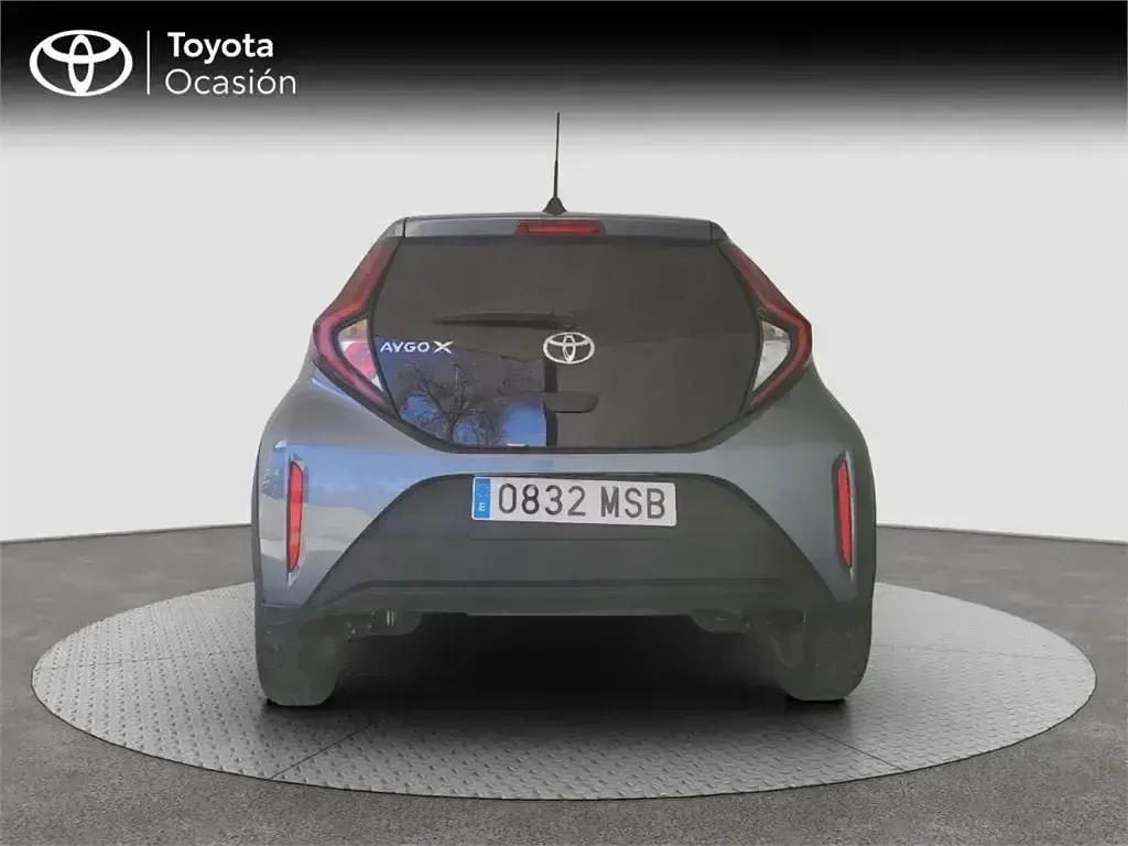 Begagnad Toyota Aygo X Play 72 HK (52 kW) 2024 Grå SUV