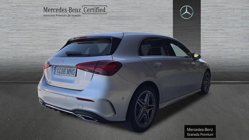 Usado Mercedes A180 AMG line 116 CV (85 kW) 2024 Plata iridio Berlina