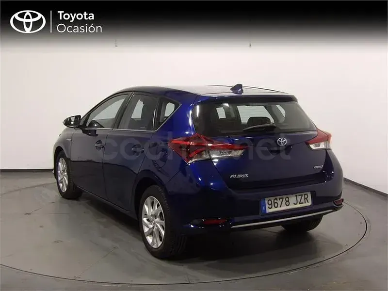 Usado Toyota Auris Hybrid Active 136 CV (100 kW) 2017 Azul Berlina