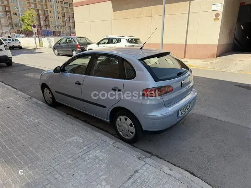 Usado Seat Ibiza 110 CV (80 kW) 2003 Gris / plata Utilitario