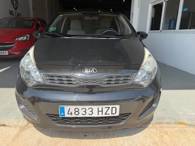 Usado Kia Rio 85 CV (62 kW) 2014 Negro Berlina