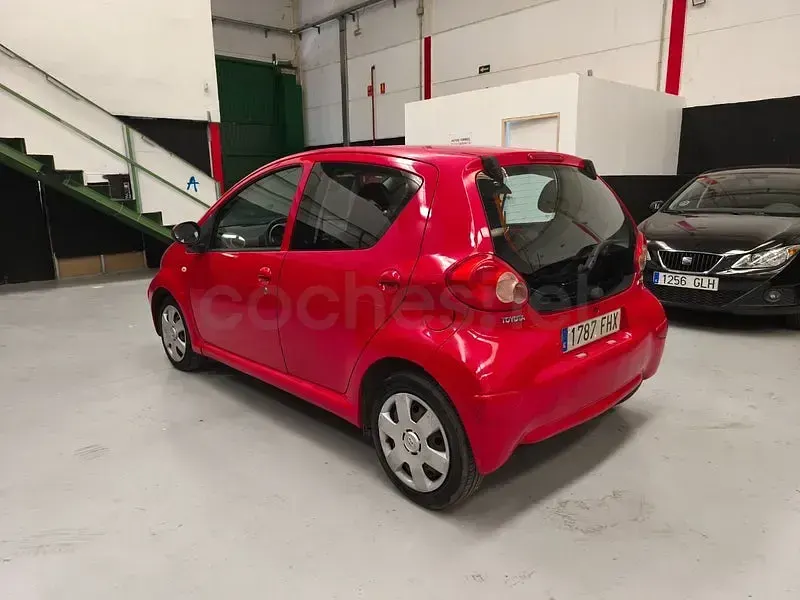 Usado Toyota Aygo 54 CV (39 kW) 2007 Rojo Utilitario