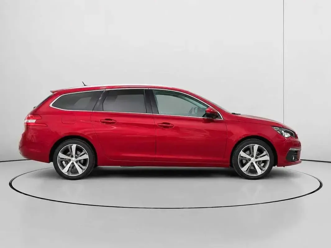 Usado Peugeot 308 SW Allure 131 CV (96 kW) 2018 Rojo Familiar