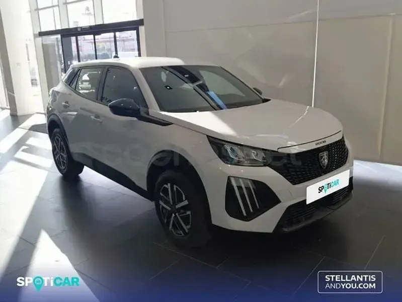 Usado Peugeot 2008 Active 100 CV (73 kW) 2023 Blanco SUV