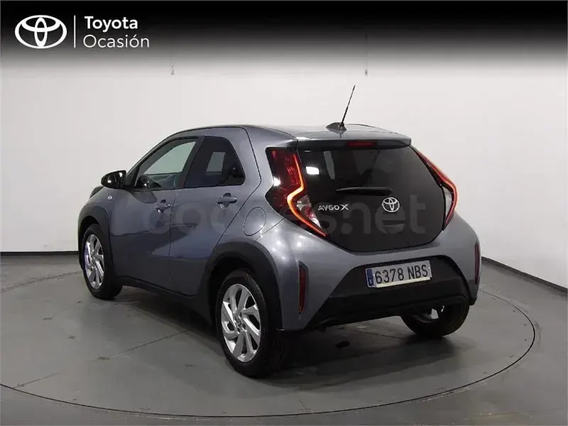 Usado Toyota Aygo X Play 72 CV (52 kW) 2025 Gris / plata SUV