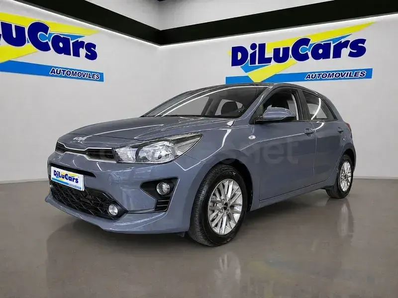 Usado Kia Rio 100 CV (73 kW) 2020 Gris / plata Berlina