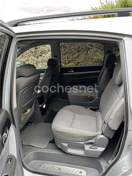 Usado Ssangyong (KGM) Rodius Limited 165 CV (121 kW) 2010 Gris / plata Monovolumen