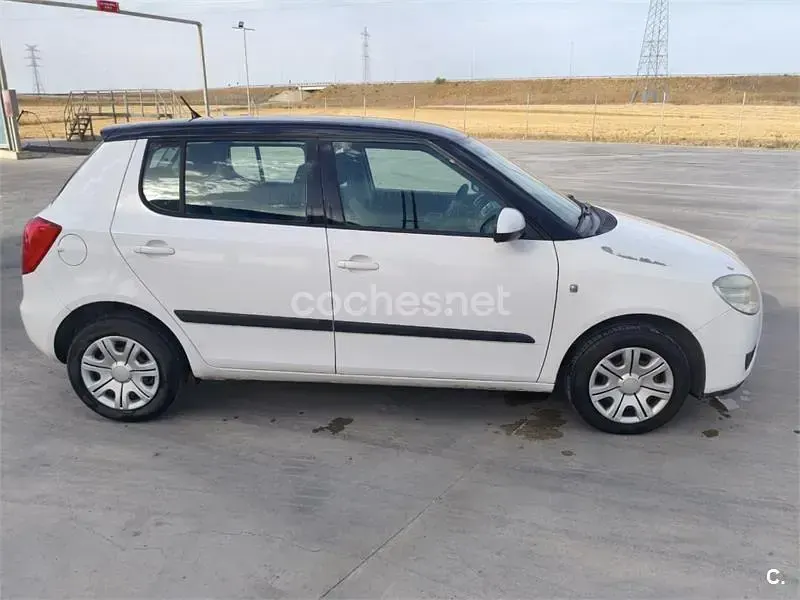 Usado Skoda Fabia 60 CV (44 kW) 2009 Blanco Berlina