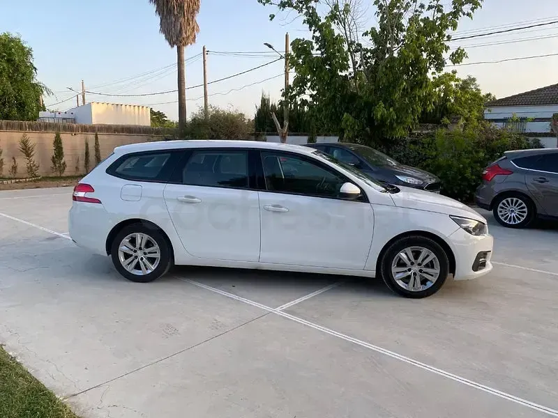Usado Peugeot 308 SW Active 130 CV (95 kW) 2021 Blanco Familiar
