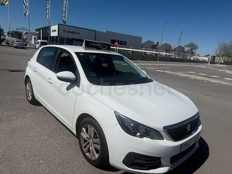 Usado Peugeot 308 Active 100 CV (73 kW) 2018 Blanco Berlina