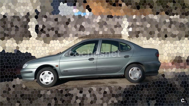 Usado Renault Mégane 90 CV (66 kW) 1997 Gris / plata Berlina