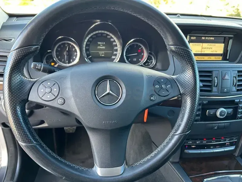 Usado Mercedes E250 204 CV (150 kW) 2010 Gris / plata Coupe