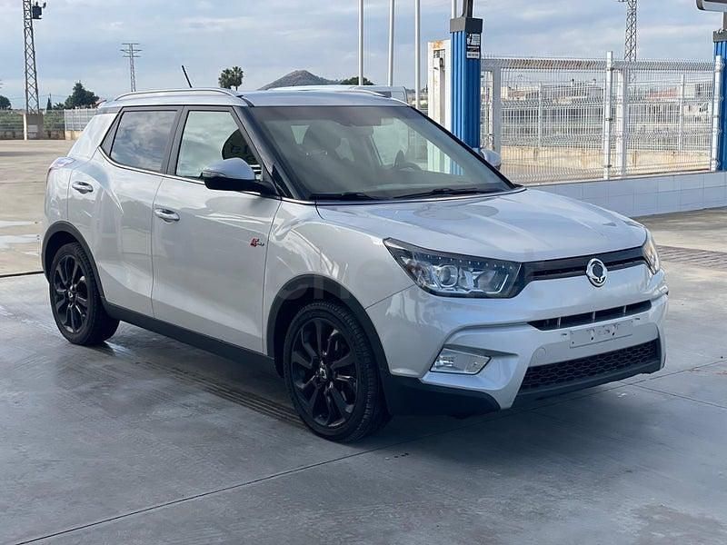Usado Ssangyong (KGM) Tivoli Limited 115 CV (84 kW) 2017 Gris / plata SUV