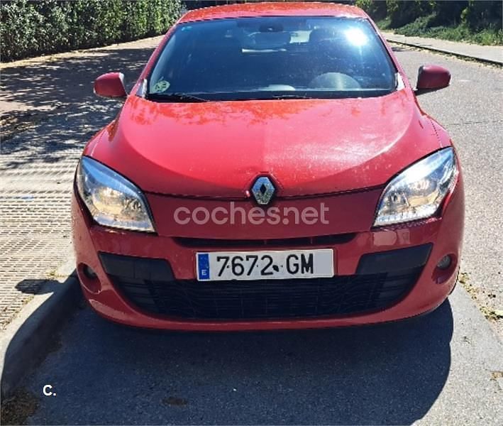 Usado Renault Mégane Dynamique 105 CV (77 kW) 2009 Rojo Berlina