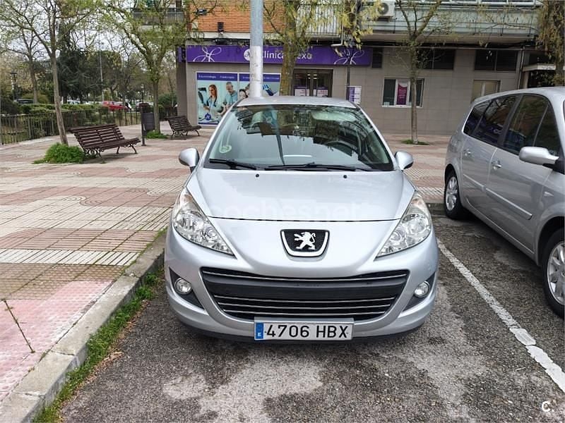 Usado Peugeot 207 Envy 70 CV (51 kW) 2011 Gris / plata Berlina