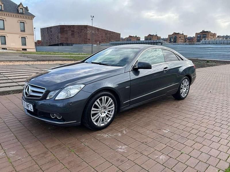 Usado Mercedes E220 170 CV (125 kW) 2011 Gris / plata Coupe