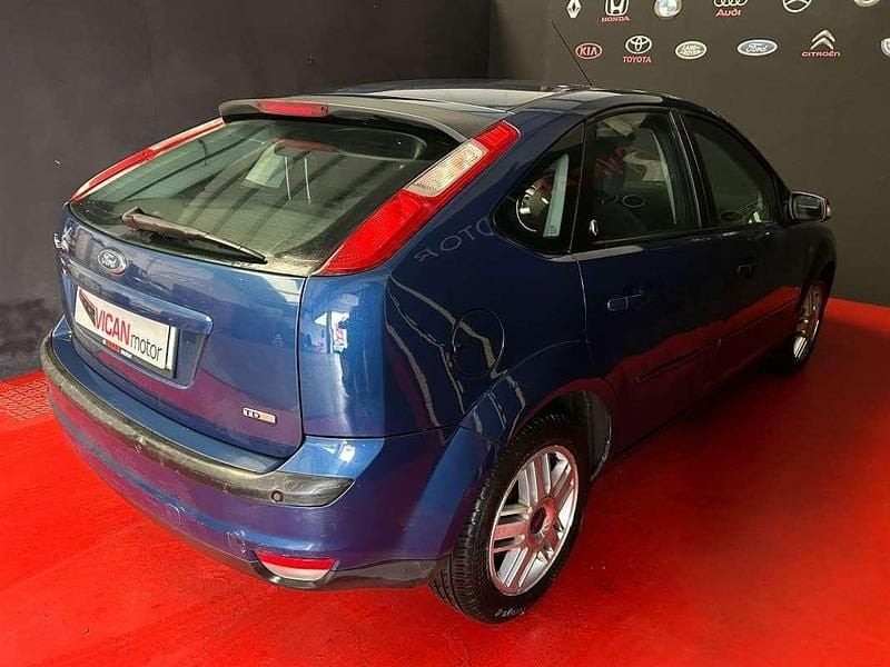 Begagnad Ford Focus Ghia 116 HK (85 kW) 2006 Blå Halvkombi