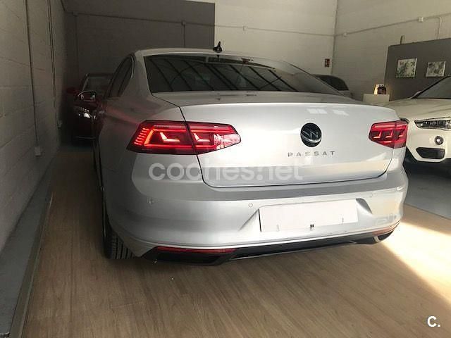 Usado VW Passat Executive 122 CV (89 kW) 2022 Gris / plata Familiar