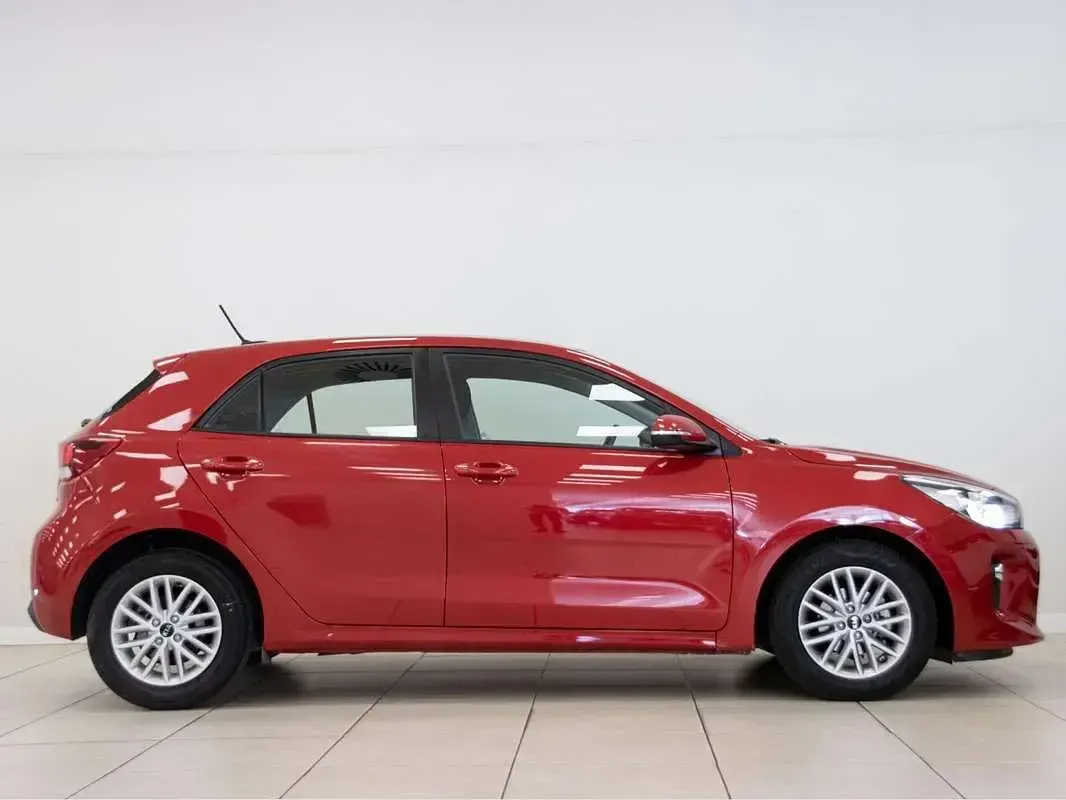 Usado Kia Rio 84 CV (61 kW) 2018 Rojo Utilitario