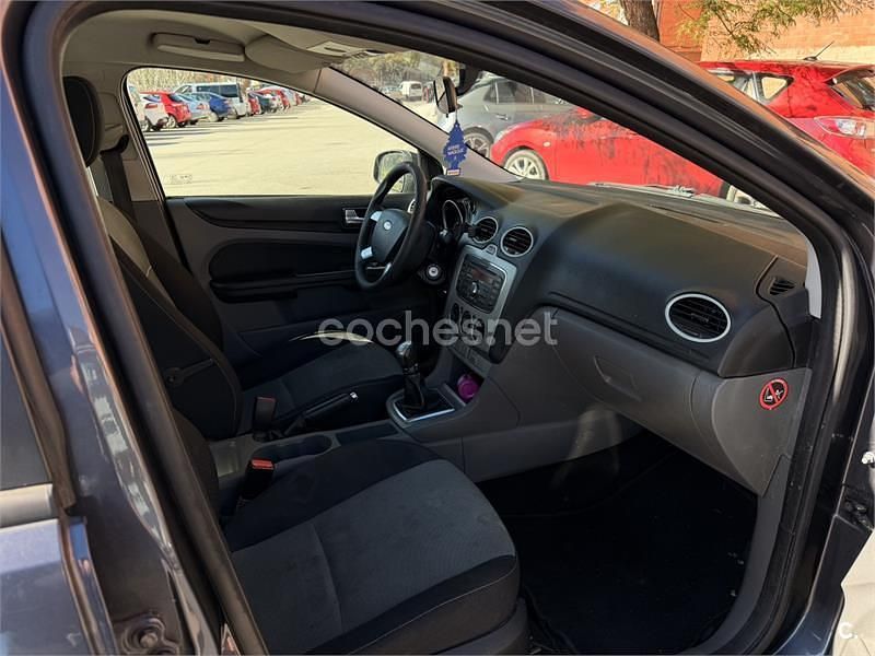 Usado Ford Focus Trend 90 CV (66 kW) 2010 Gris / plata Berlina