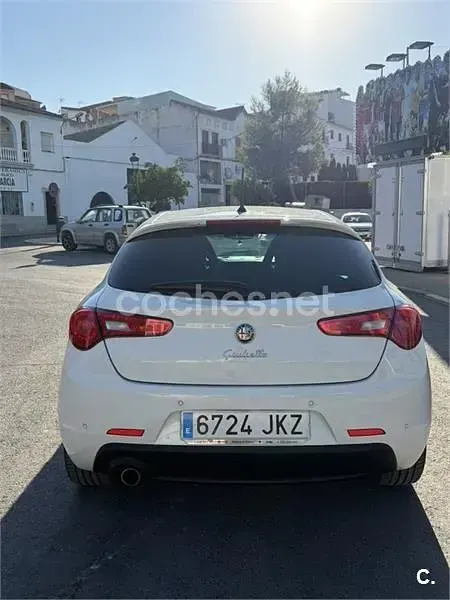 Usado Alfa Romeo Giulietta Distinctive 120 CV (88 kW) 2015 Blanco Utilitario