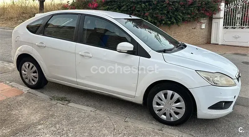 Usado Ford Focus Trend 90 CV (66 kW) 2011 Blanco Berlina