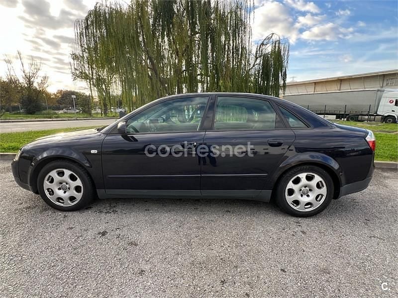 Usado Audi A4 180 CV (132 kW) 2001 Azul Berlina