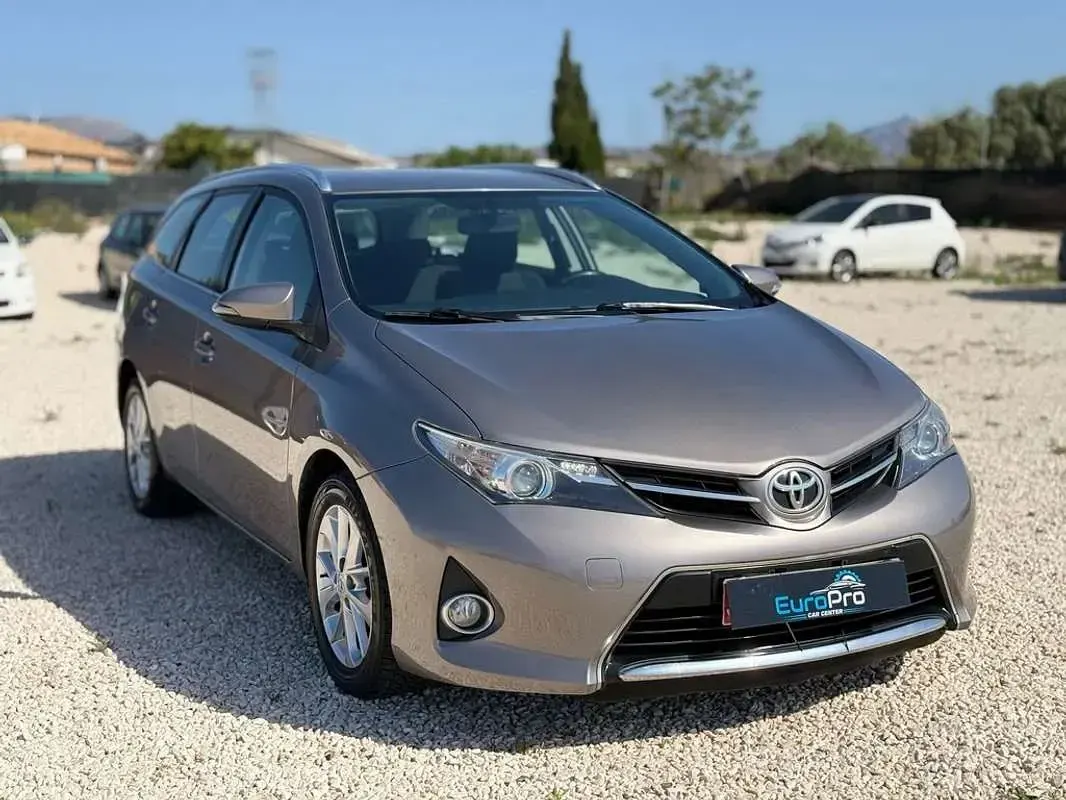 Usado Toyota Auris Touring Sports Active 90 CV (66 kW) 2013 Gris Familiar
