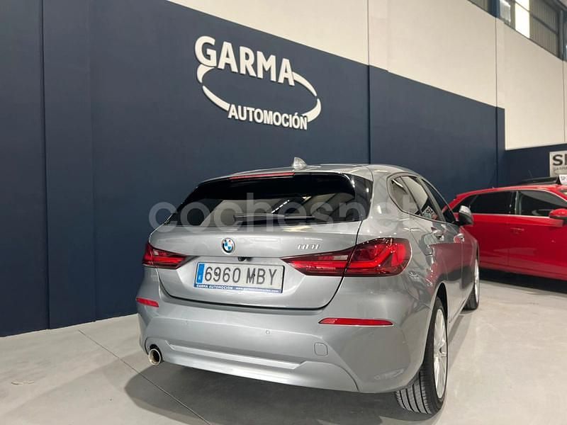 Usado BMW 118 Comfort Edition 136 CV (100 kW) 2022 Gris / plata Utilitario