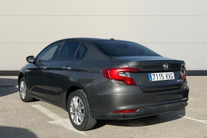 Usado Fiat Tipo Lounge 95 CV (69 kW) 2019 Gris Berlina