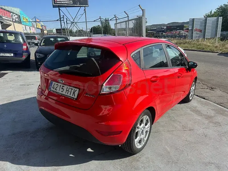 Usado Ford Fiesta Trend 82 CV (60 kW) 2013 Rojo Berlina