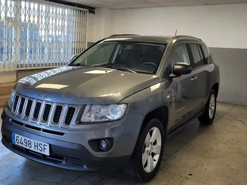 Usado Jeep Compass Limited 136 CV (100 kW) 2011 Gris / plata SUV