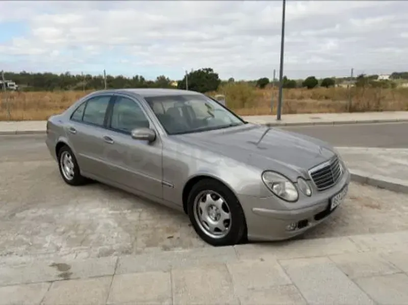 Usado Mercedes E220 Classic 150 CV (110 kW) 2004 Gris / plata Berlina